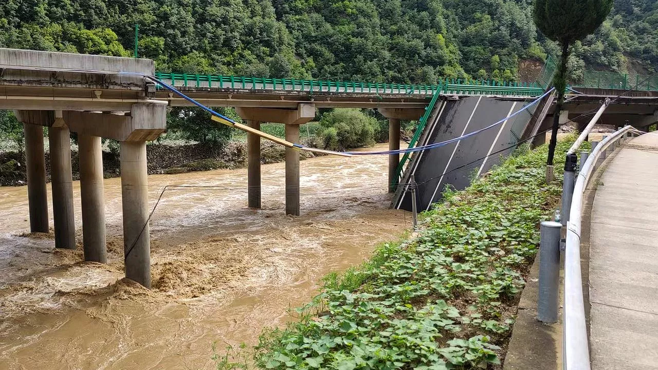 Nach Regenfällen: Brückeneinsturz in China