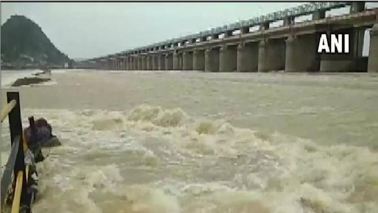 Godavari Krishna Flood Water Levels: గోదావరి, కృష్ణా నదులకు పోటెత్తుతున్న వరద, వివిధ జలాశయాల్లో నీటిమట్టం వివరాలు