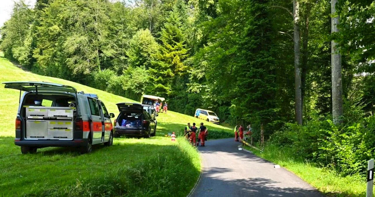 Motorradfahrer stürzt bei Dürnten 15 Meter tief in Schlucht