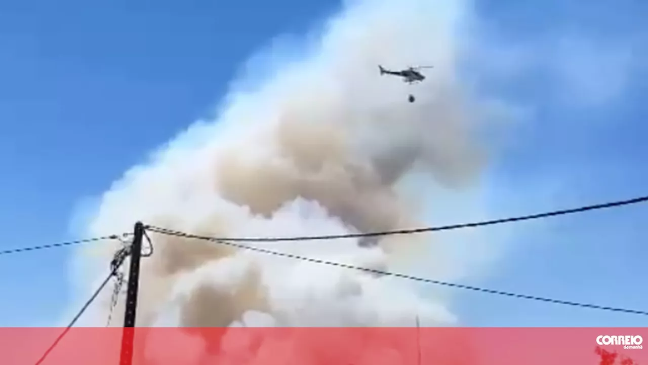 Mais de três centenas de bombeiros combatem incêndio em Alcabideche