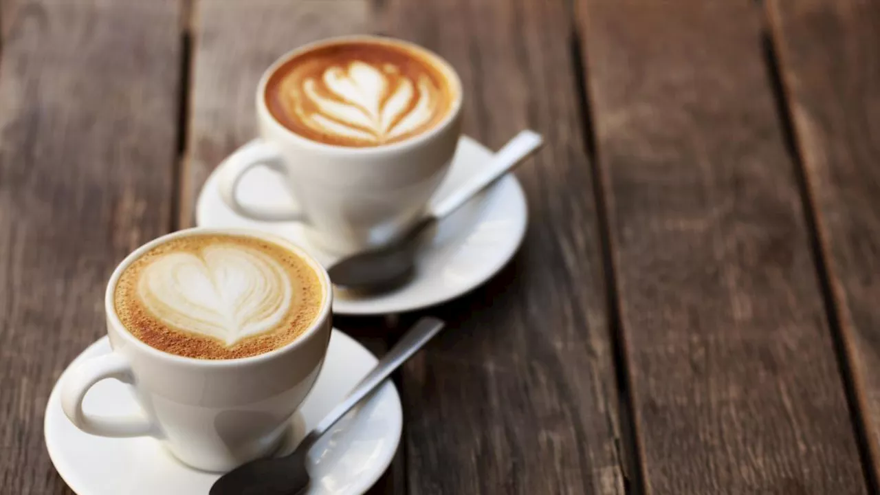 Latte e caffè: via libera all'unione dei due ingredienti. Si sposano bene e le proteine del primo rimangono intatte