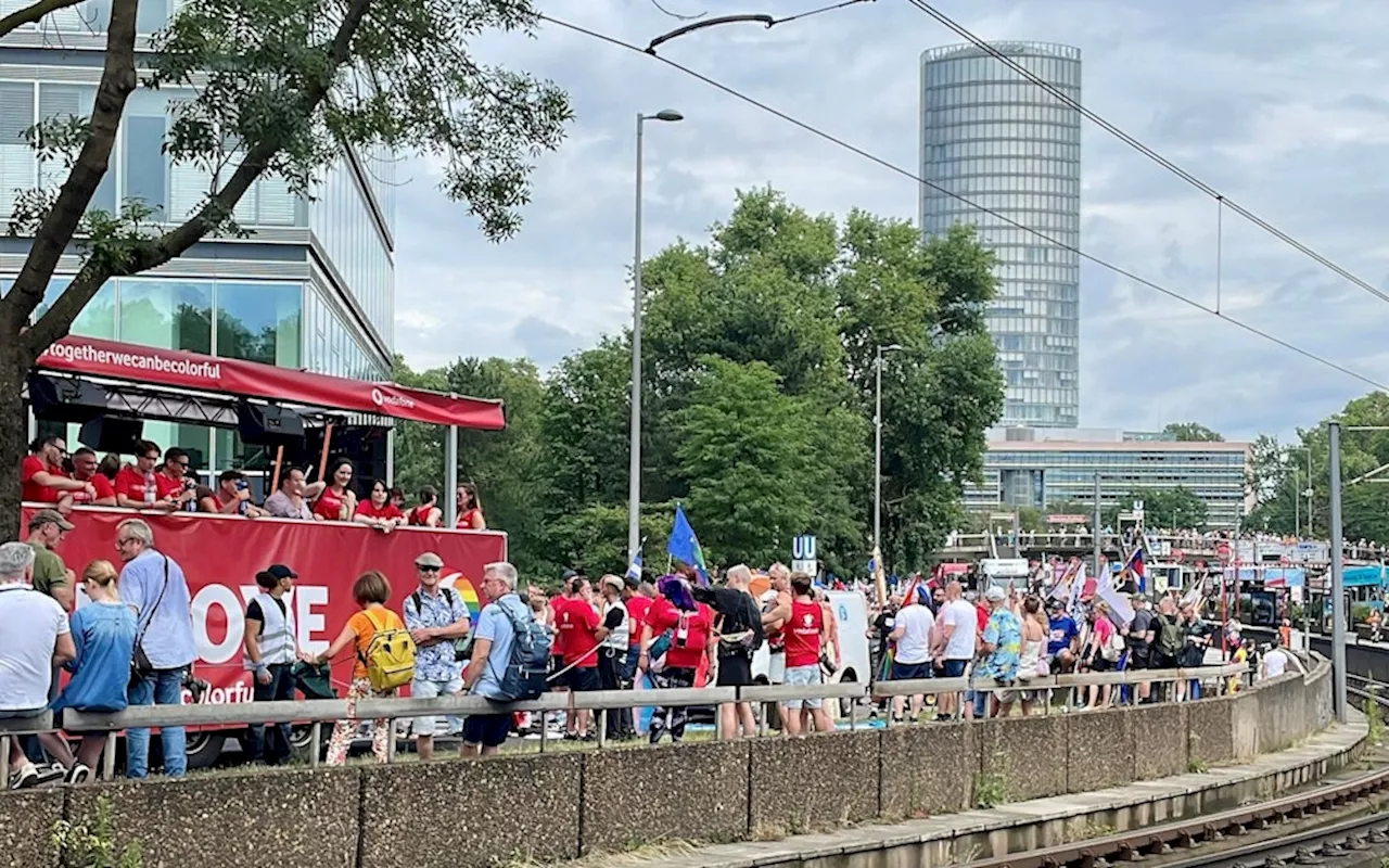 CSD 2024 in Köln: Parade mit Lücke unterwegs