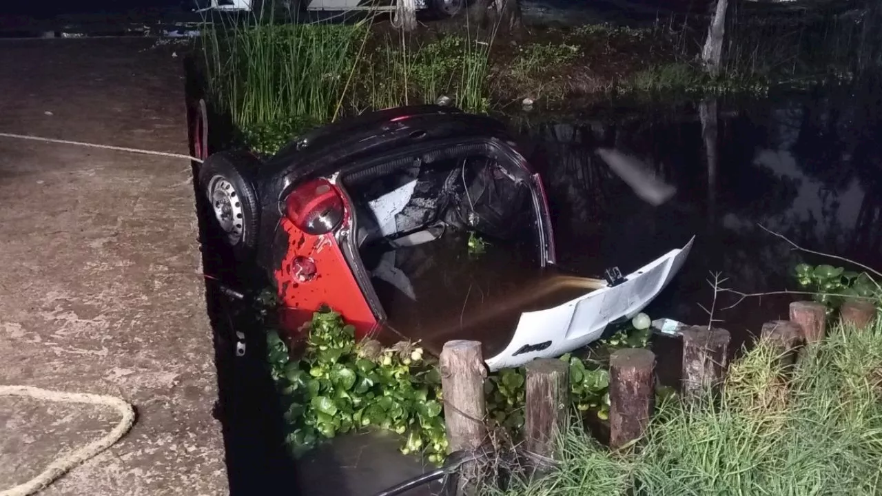 IMÁGENES FUERTES: mueren ahogadas 3 mujeres tras caer su auto a un canal de Xochimilco