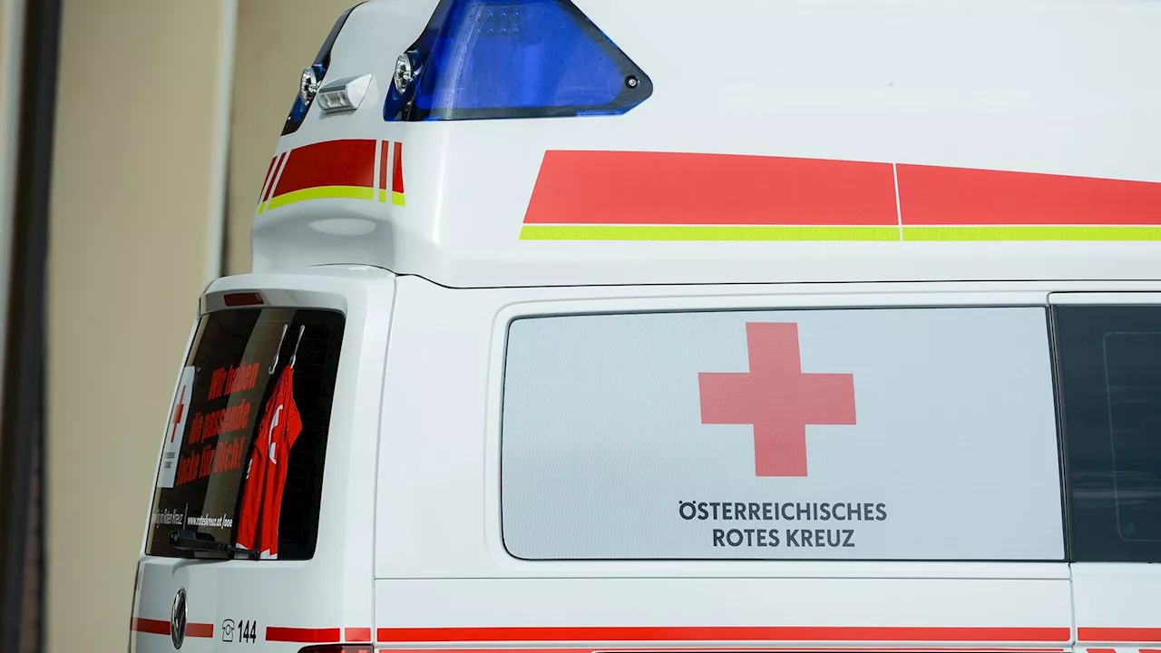 Zwei Kinder schwer verletzt - Tochter (10) darf Auto lenken, kracht in Hausmauer