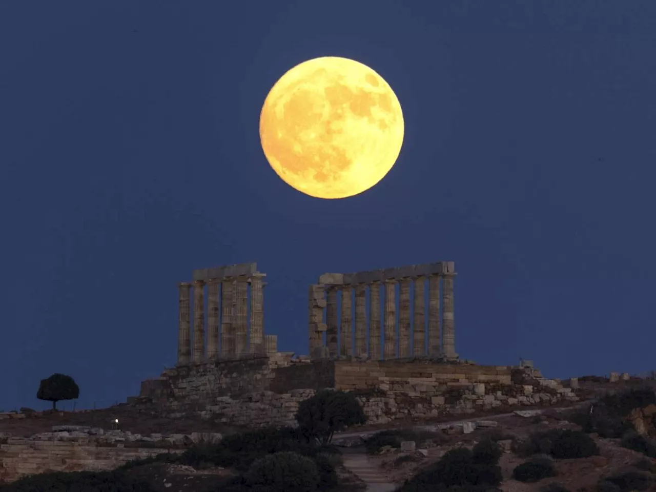 Occhi al cielo per la Luna piena del Cervo: quando vederla