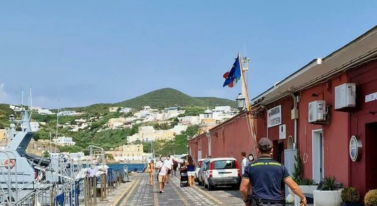 Mezzo chilo di hashish per lo sballo dei turisti a Ponza: fermati dalla Finanza al porto