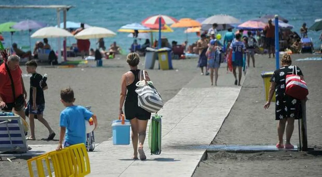 Ostia, caro-ombrelloni. E tornano i “fagottari”: «Spendiamo solo per la benzina, così si risparmia»