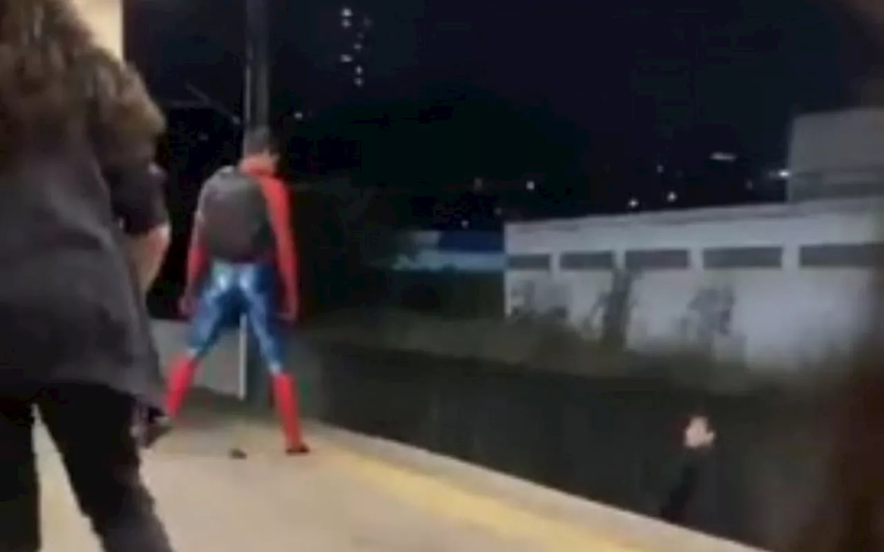 'Homem-aranha' joga agressor em trilhos do metrô após levar soco; Vídeo