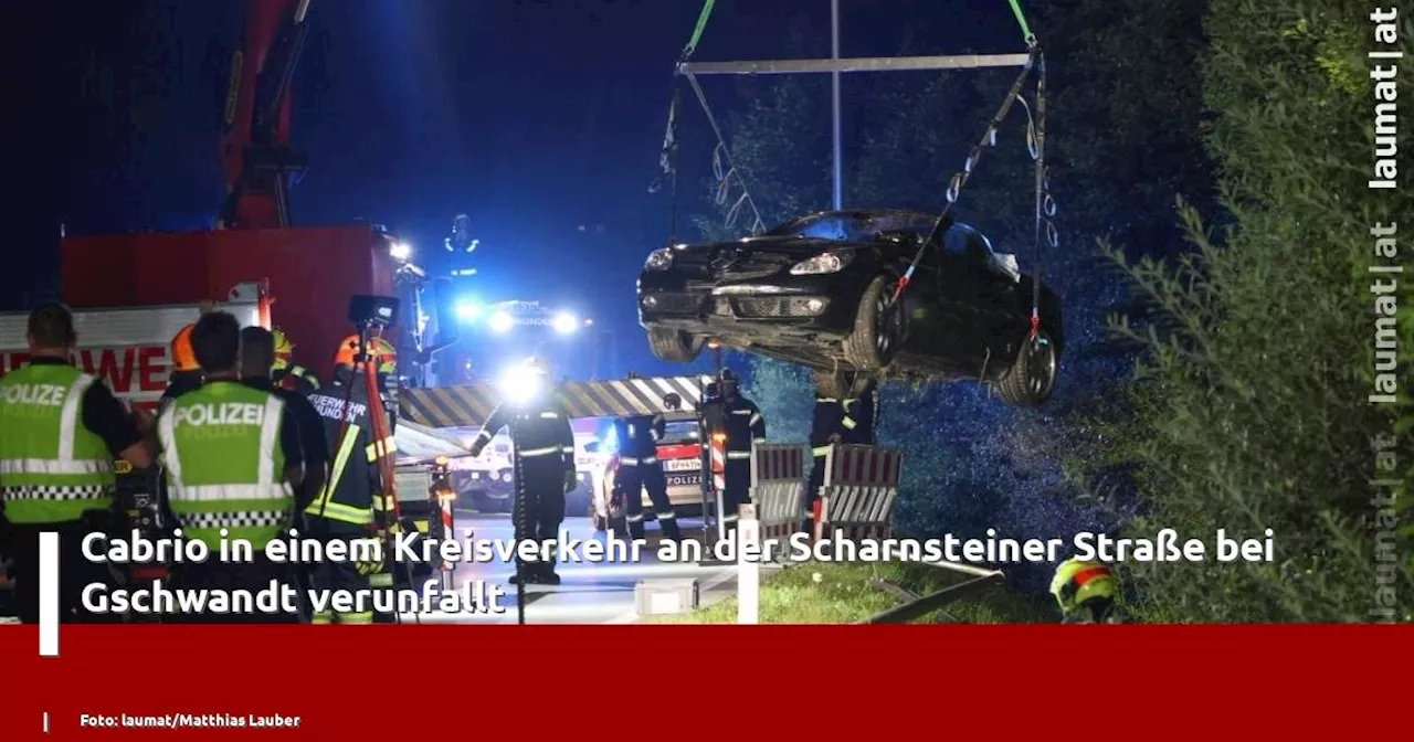 Cabrio in einem Kreisverkehr an der Scharnsteiner Straße bei Gschwandt verunfallt