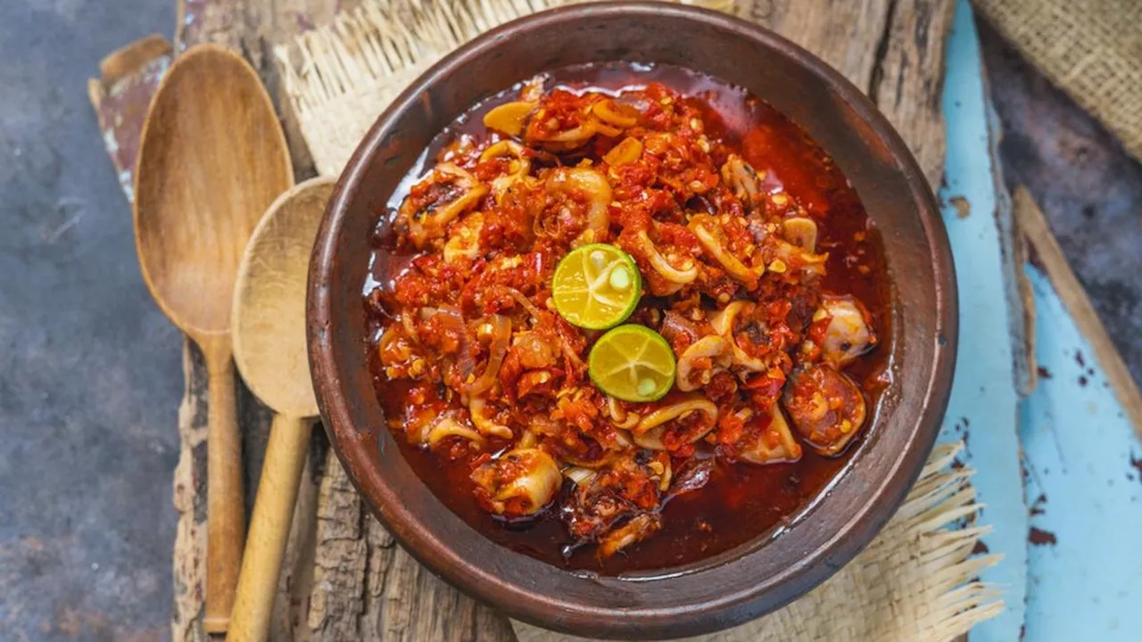 8 Resep Sambal Cumi Tahan Lama, Ikuti Tips Mengolah dan Menyimpannya