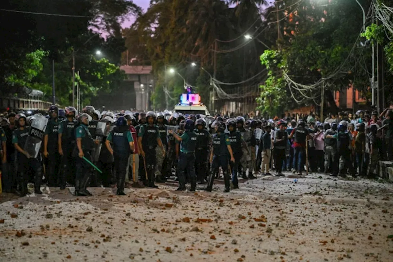 Mahasiswa Lawan Jam Malam di Dhaka