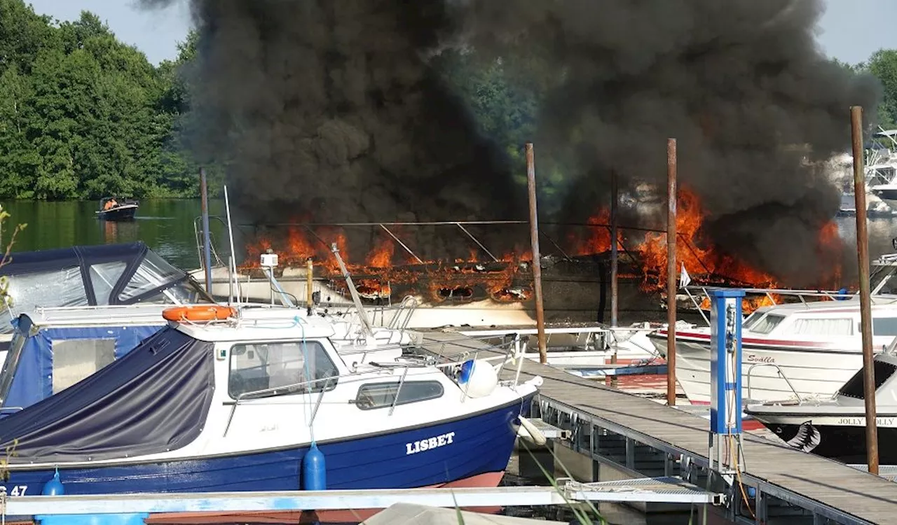 Meterhohe Flammen, riesige Rauchwolke: Großbrand zerstört Boote in Yachthafen