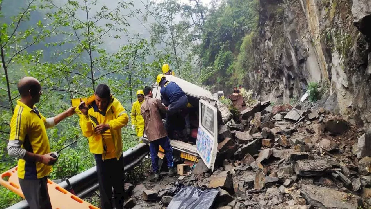 केदारनाथ पैदल मार्ग पर बड़ा हादसा, पहाड़ी से गिरी चट्टान, मलबे में दबे कई यात्री, तीन की मौत, रेस्क्यू ऑपरेशन जारी