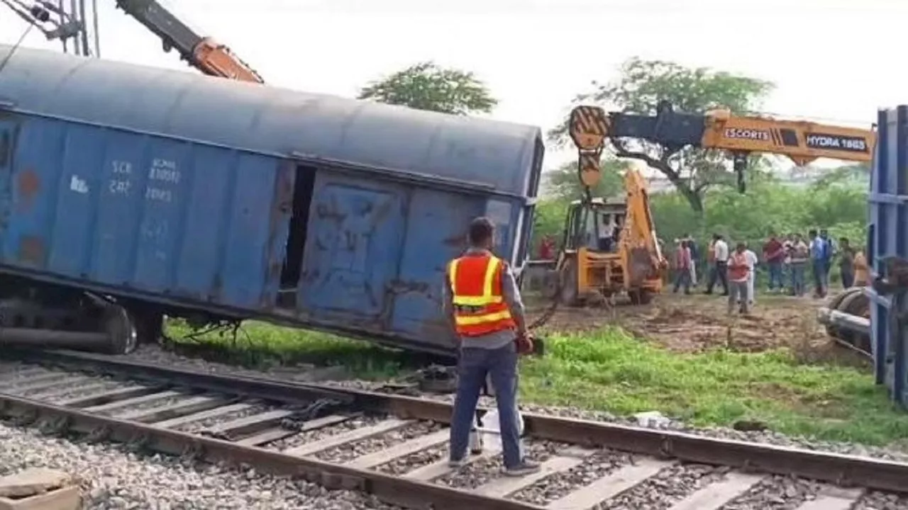 Train Accident: अलवर-मथुरा रेलवे ट्रैक पर मालगाड़ी हुई डिरेल, आवाजाही बाधित