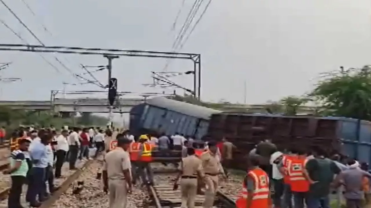 Train Accident: मथुरा-अलवर रेलवे ट्रैक पर हादसा, पटरी से उतरे ट्रेन के तीन डिब्बे, कई गाड़ियां की गई रद्द