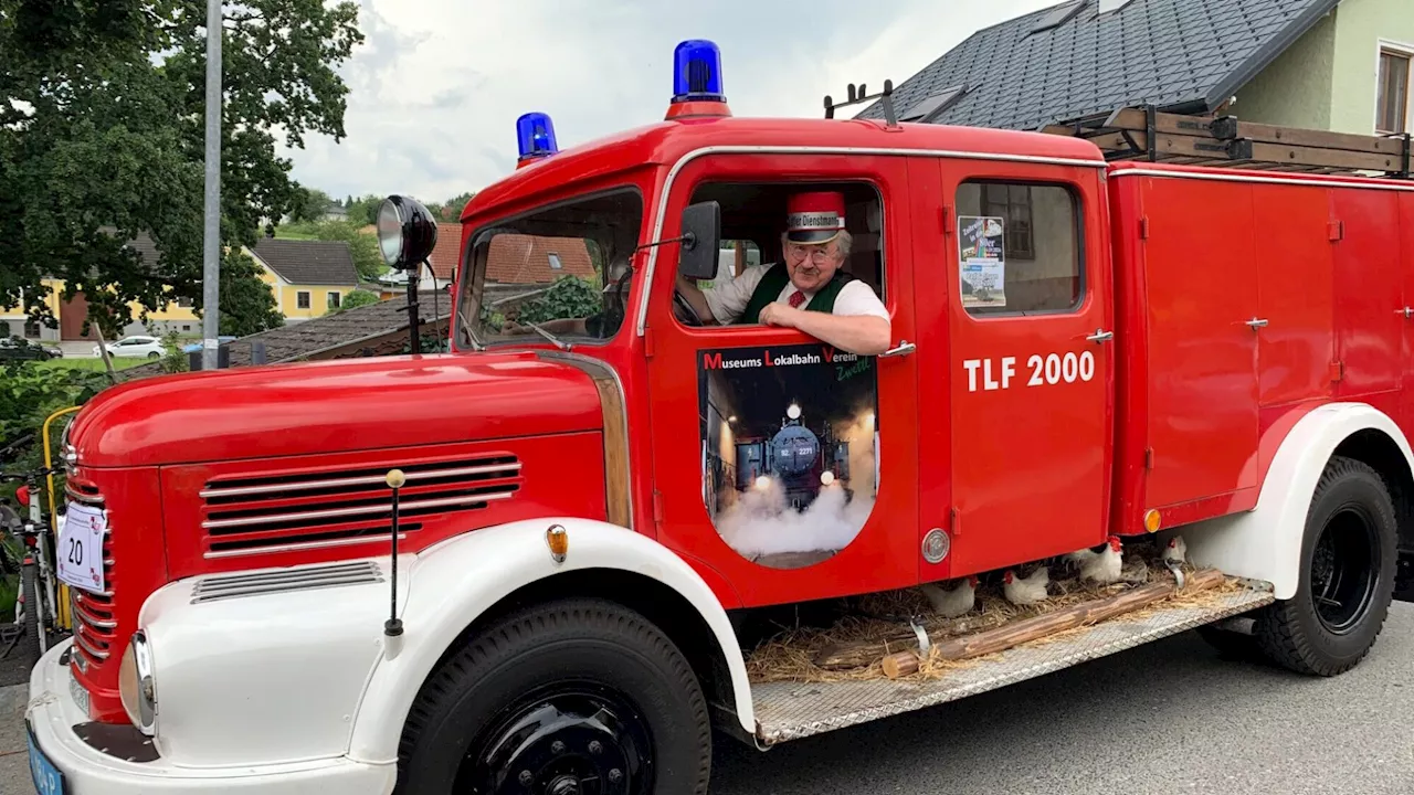 Dutzende Feuerwehr-Oldtimer in Friedersbach