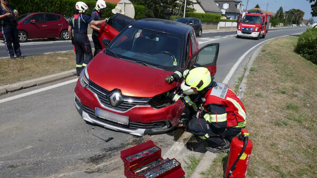 Pkw krachte in Strasshof gegen Straßenlampe: Frau verletzt