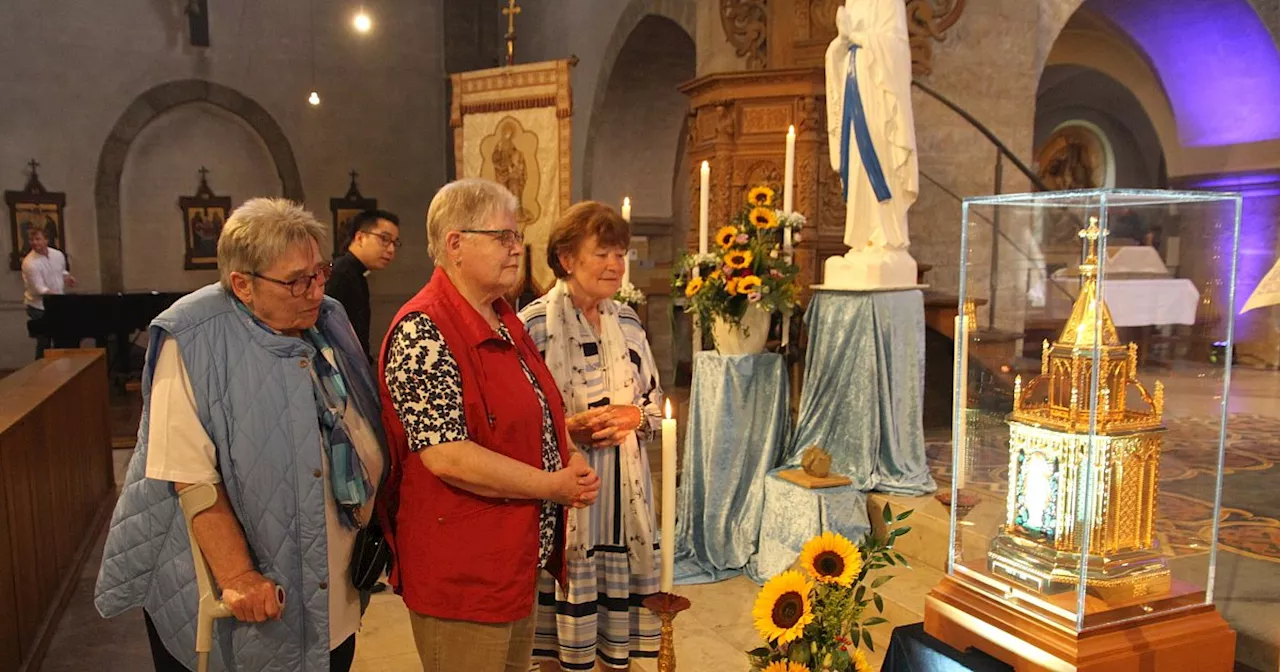 „Erwarten Sie keine Wunder“: Gläubige pilgern zu Lourdes-Reliquien in Büren