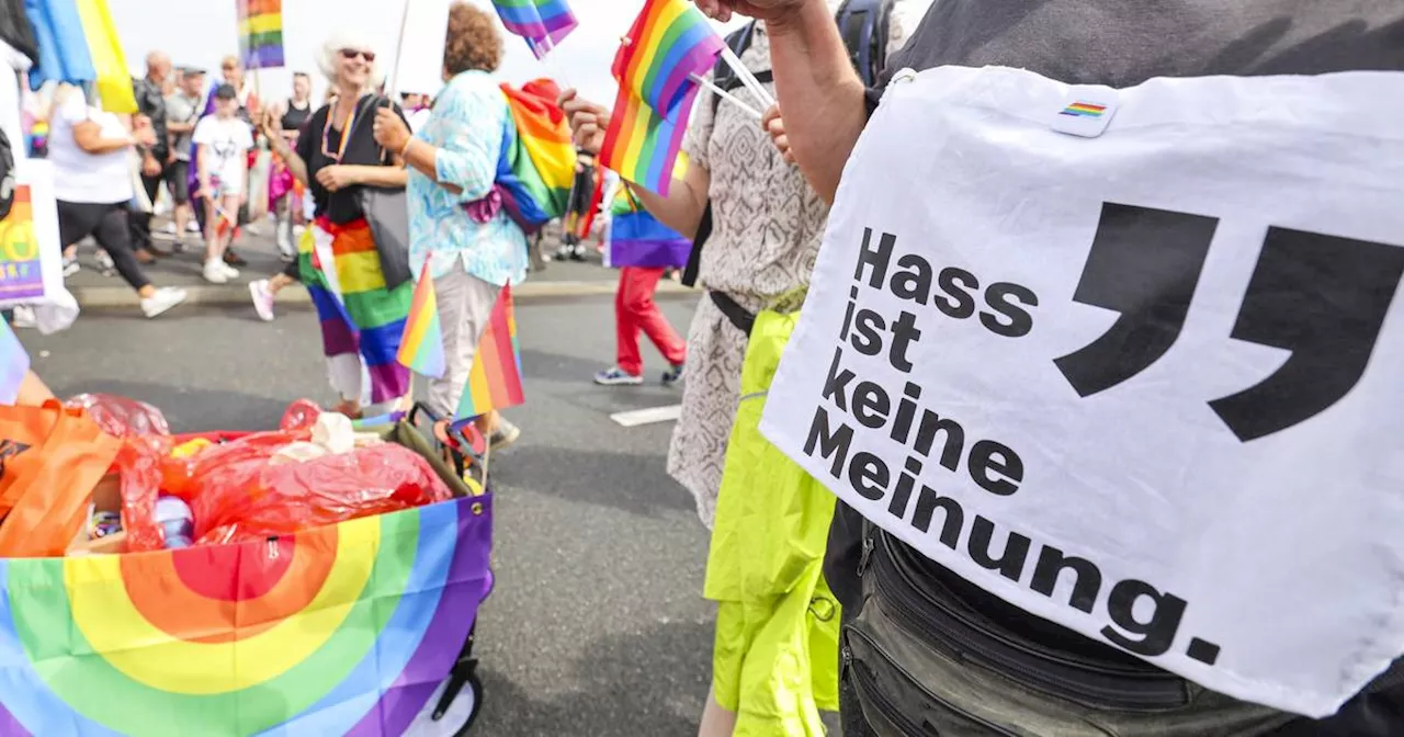 CSD-Demonstration in Köln​: „Ihr kriegt uns nicht stumm!“​