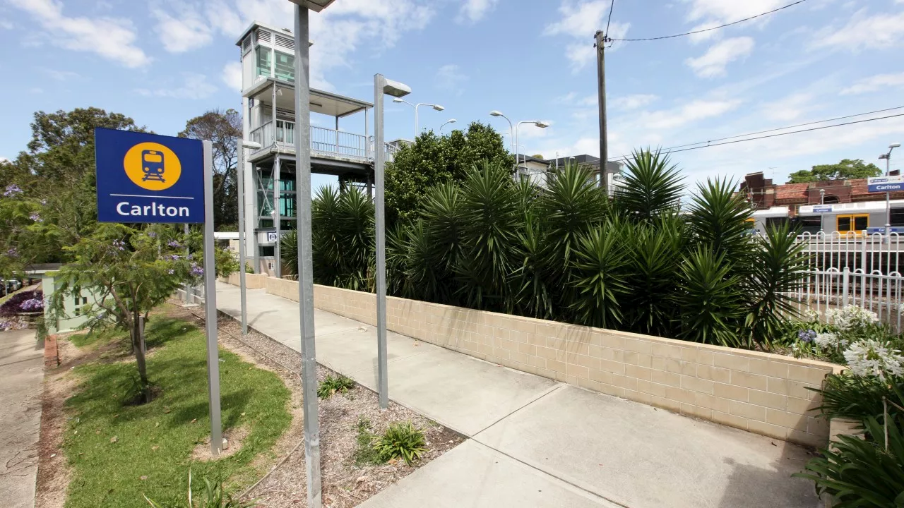 Buses replace trains after horror accident on Sydney rail line