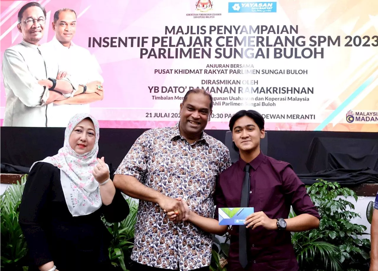 Ramanan fetes 226 outstanding SPM students from Sg Buloh