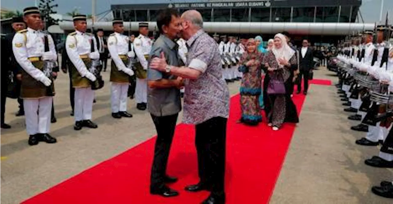 Yang di-Pertuan Agong mengiringi keberangkatan pulang Sultan Brunei