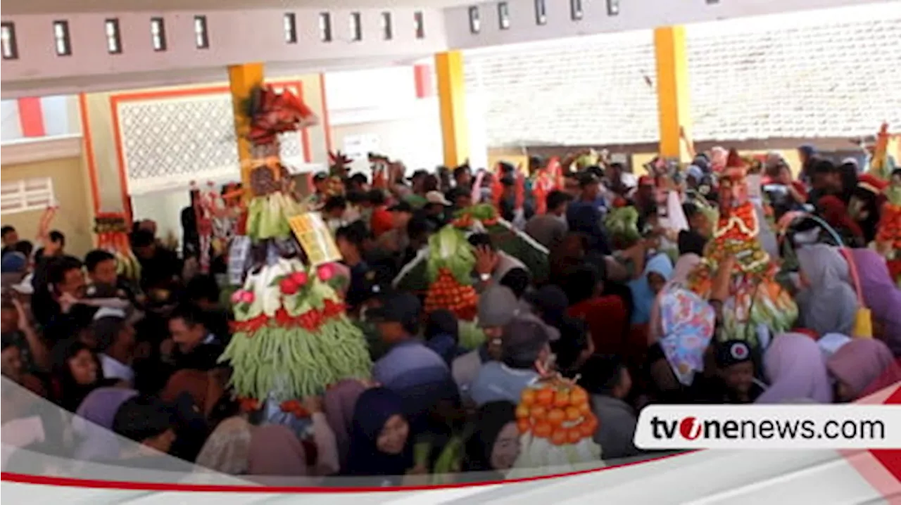 Tradisi Grebeg Suro Warga Desa Penanggal di Lereng Gunung Semeru, Warga Berebut Puluhan Gunungan Hasil Bumi