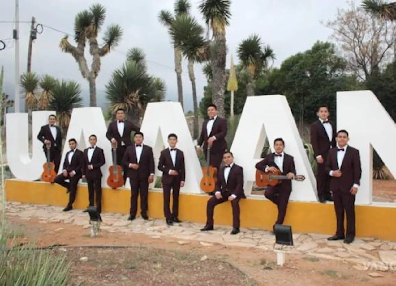 Sorprende a viajeros interpretación de la Rondalla de Saltillo en el aeropuerto de Monterrey