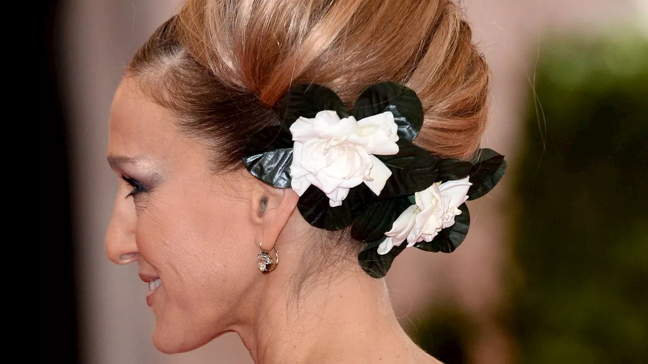 Come portare i fiori tra i capelli, secondo Sarah Jessica Parker