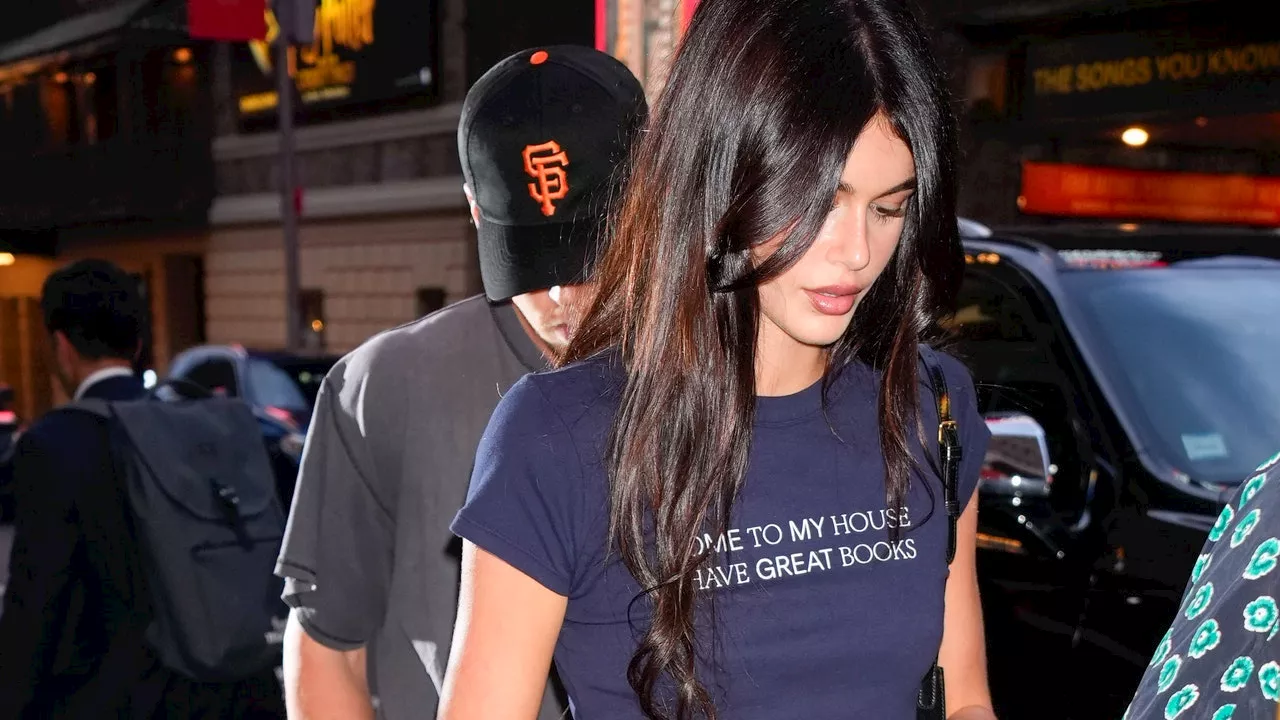 Kaia Gerber lo dice con una T-shirt (che ha una bella biblioteca)