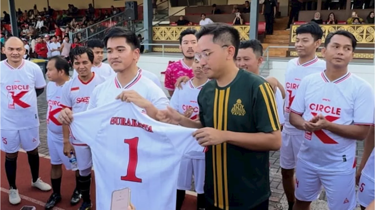 Kaesang Serahkan 'Jersey Surakarta 1' ke Gusti Bhre, Usung Jadi Cawalkot Solo