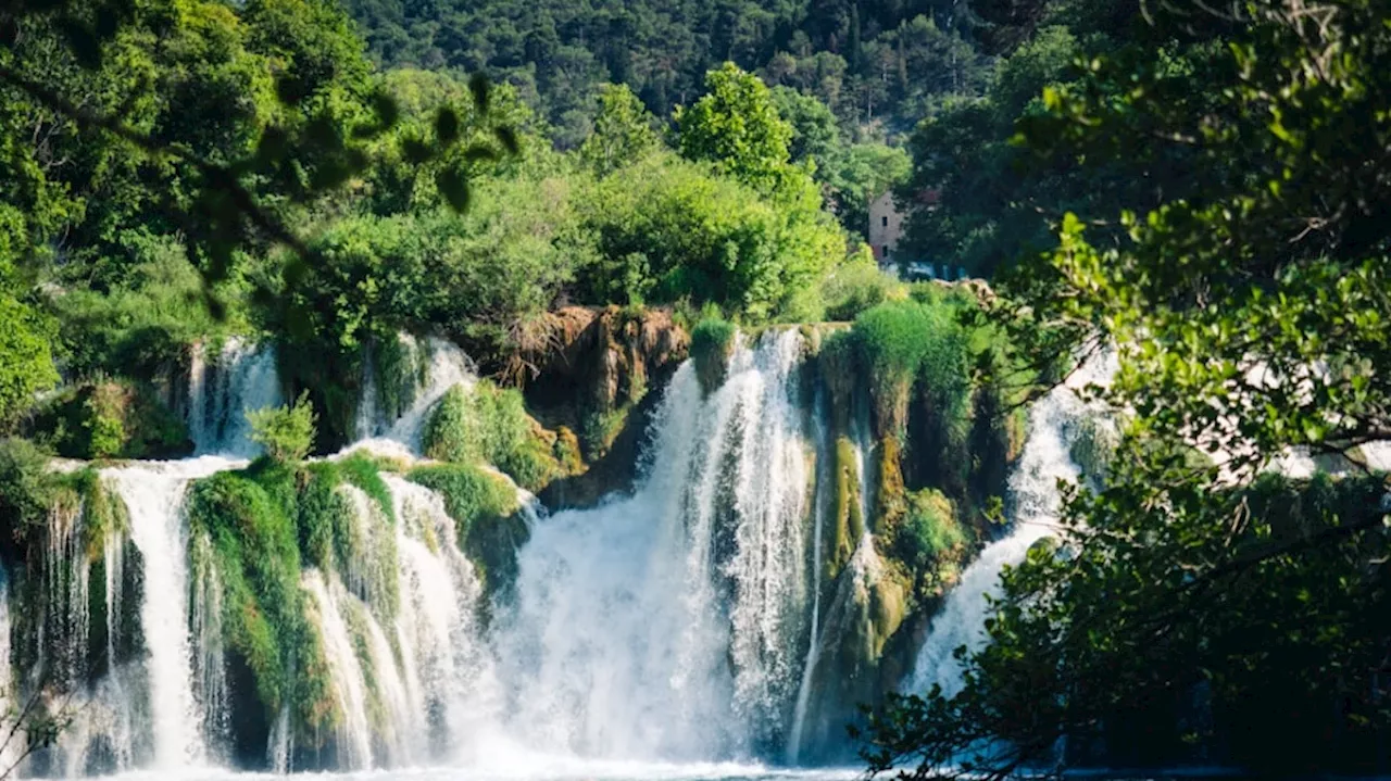 Waterfalls near Hyderabad:హైదరాబాద్‌కు అతి సమీపంలో ఉన్న టాప్ 5జలపాతాలు ఇవే..ఒక్క రోజులో వెళ్లిరావచ్చు.!!