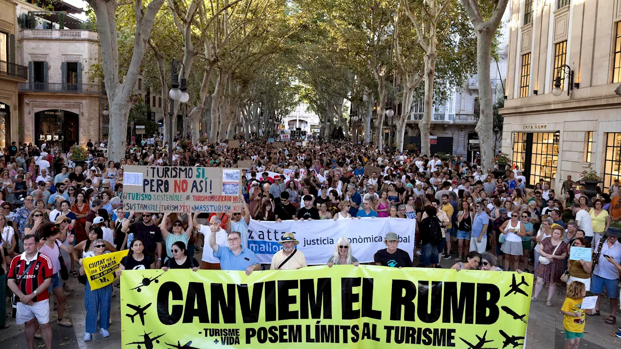 Espagne: les habitants de Majorque manifestent en masse contre les excès du tourisme