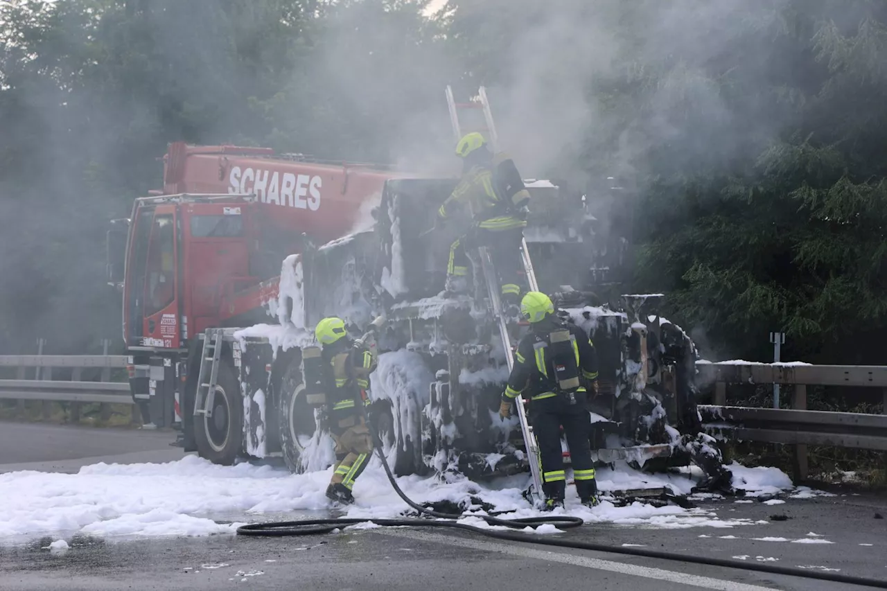 Brennender Autokran auf der BAB 42 - Feuerwehren Gelsenkirchen und Essen arbeiten Hand in Hand