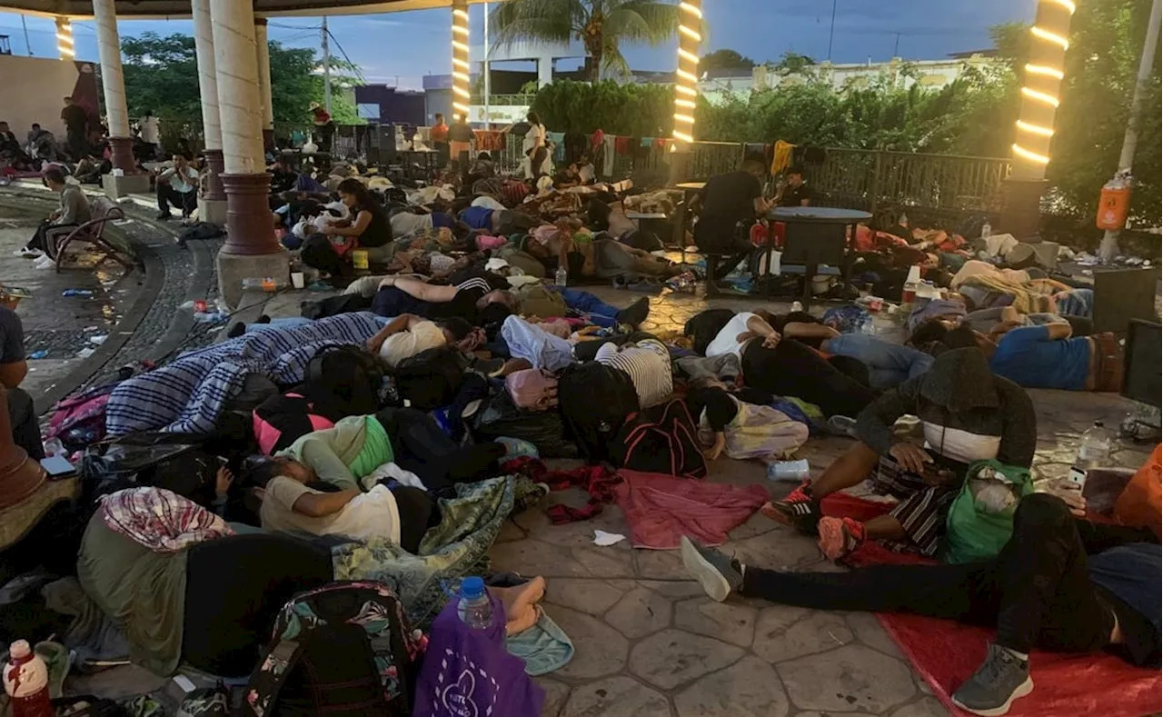 Caravana migrante descansa en Ciudad Hidalgo, Chiapas tras caminata de 40 km en condiciones climáticas adversas