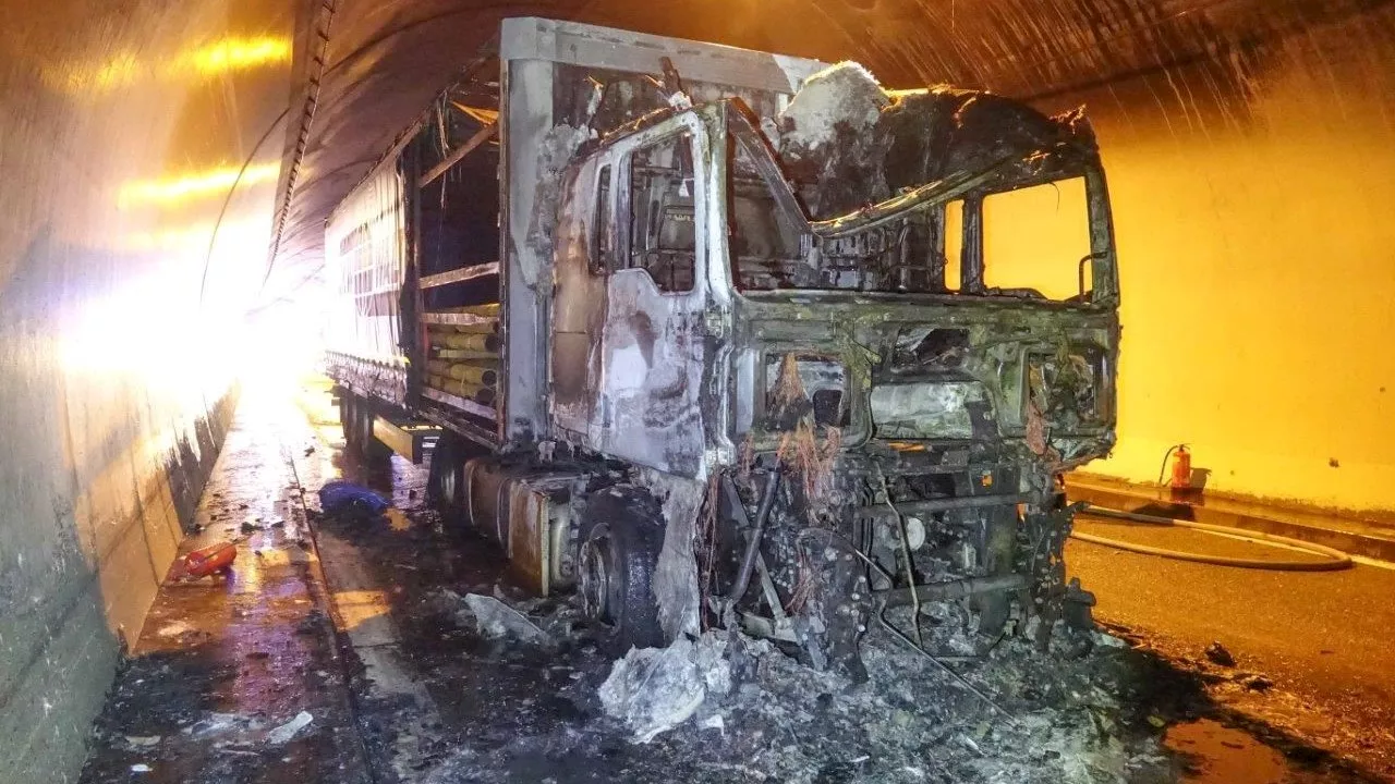 Zwei Verletzte! Lkw fing in Semmering-Tunnel Feuer