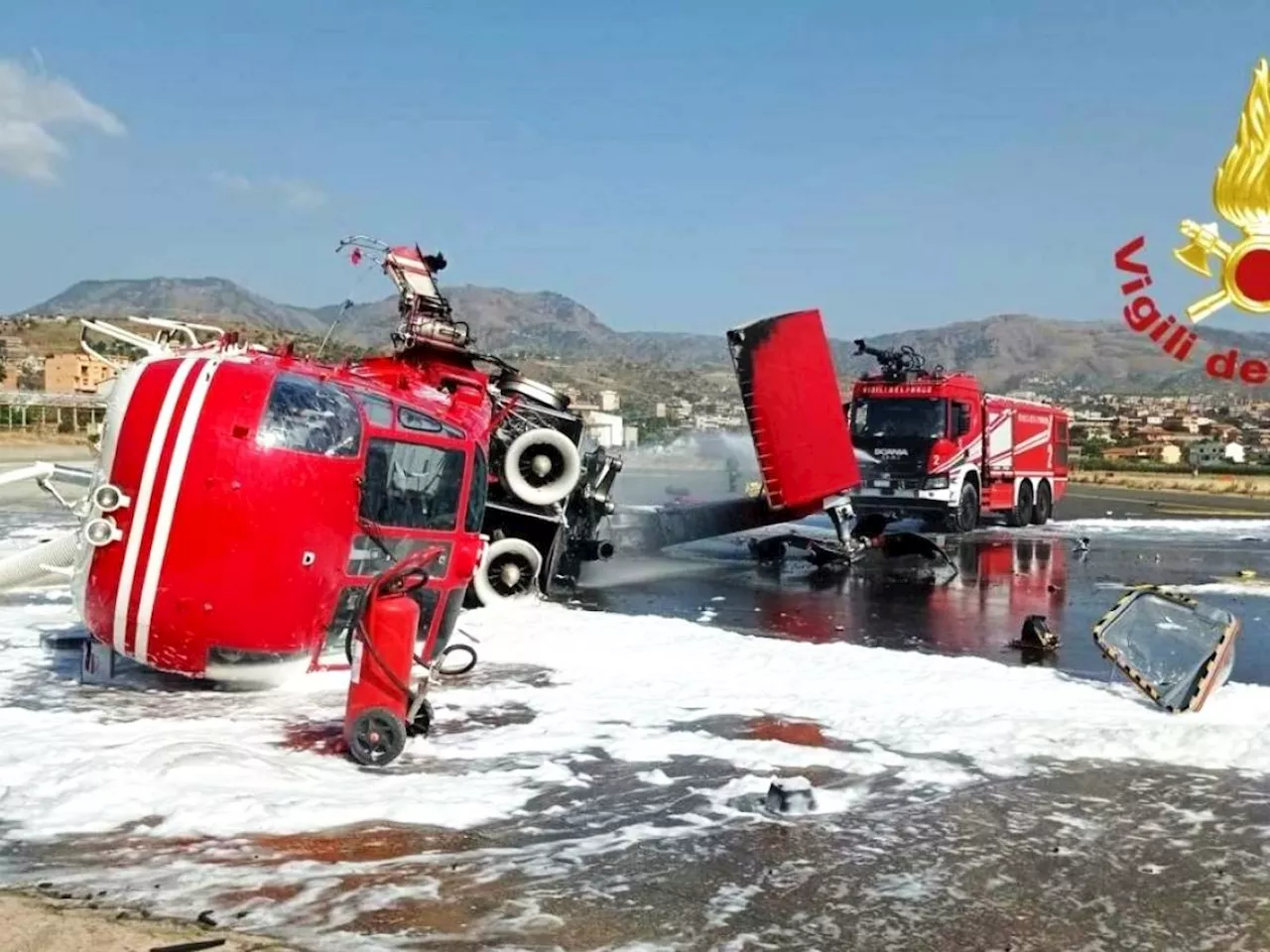 Elicottero dei Vigili del fuoco in fiamme durante il decollo: paura a Reggio Calabria