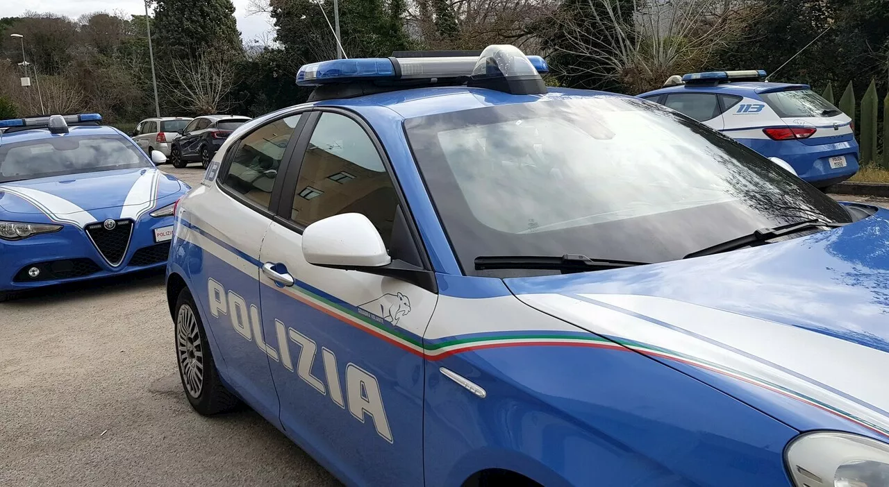 Terni, Chiedi scusa in ginocchio e la filmano col telefonino: identificate 5 minorenni, la vittima ha 14 anni