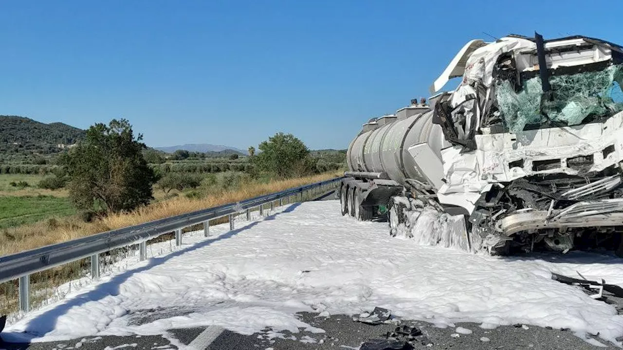 Cortada la AP-7 por una fuga química tras chocar dos camiones en Ulldecona, Tarragona