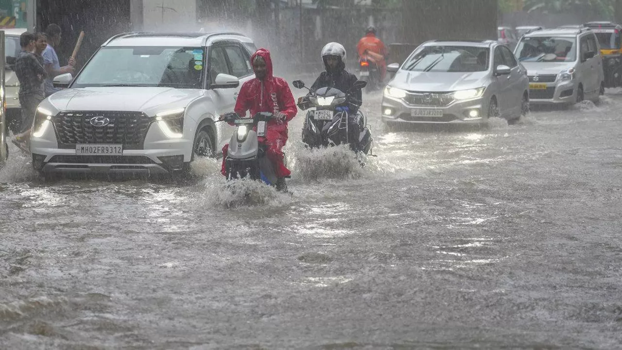 Mumbai Rains: मुंबई में भारी बारिश से लोगों का बुरा हाल, लोकल से लेकर सड़क तक पानी-पानी; 36 उड़ानें रद्द