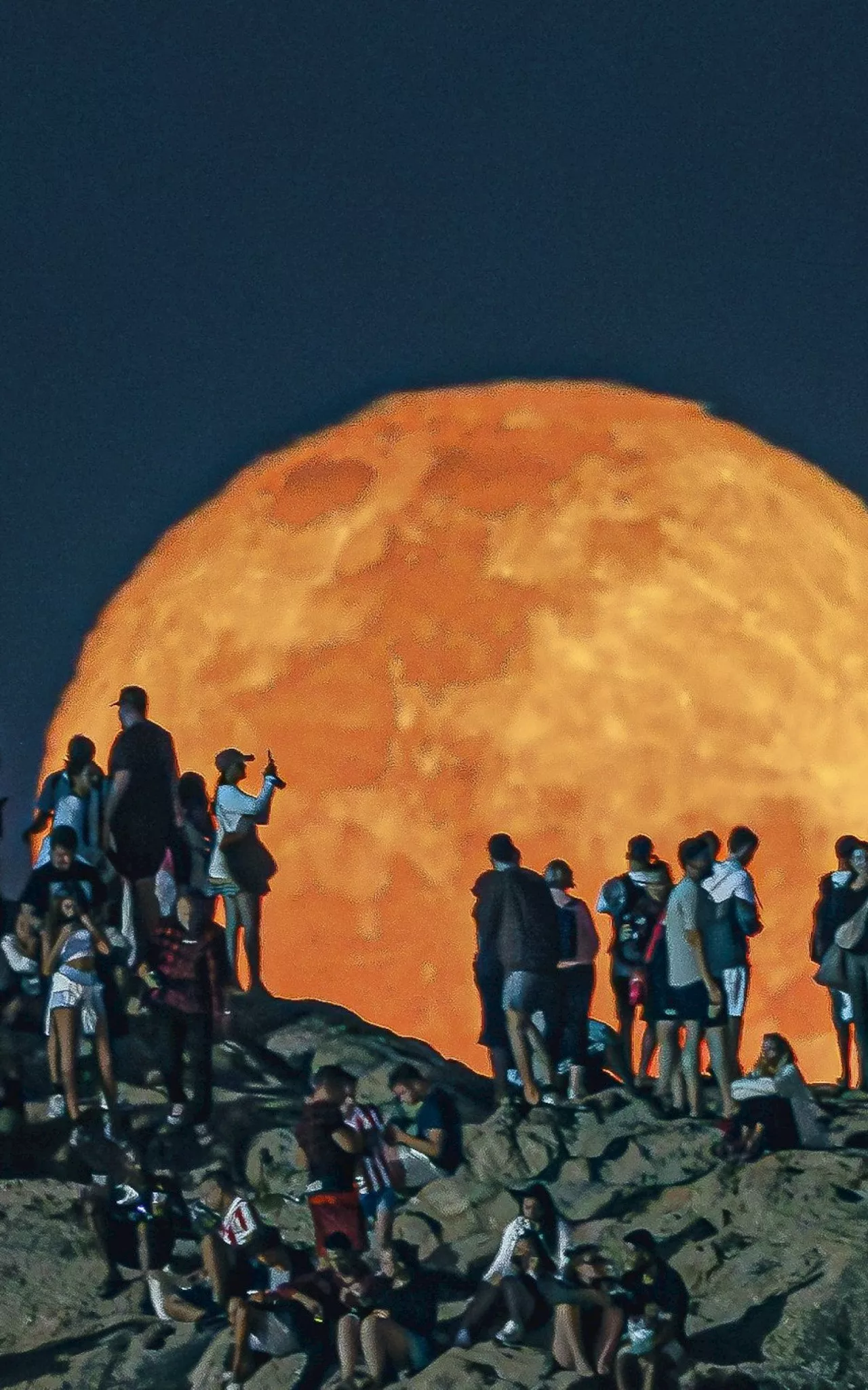 Fotógrafo flagra lua alaranjada em momento raro no Arpoador; veja