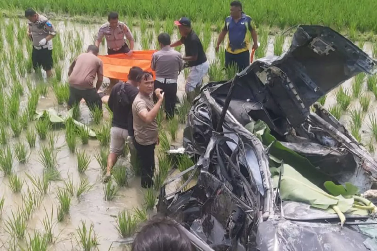 Detik-Detik Mobil Rental Tertabrak Kereta Api di Deli Serdang, 6 Orang Sekeluarga Tewas