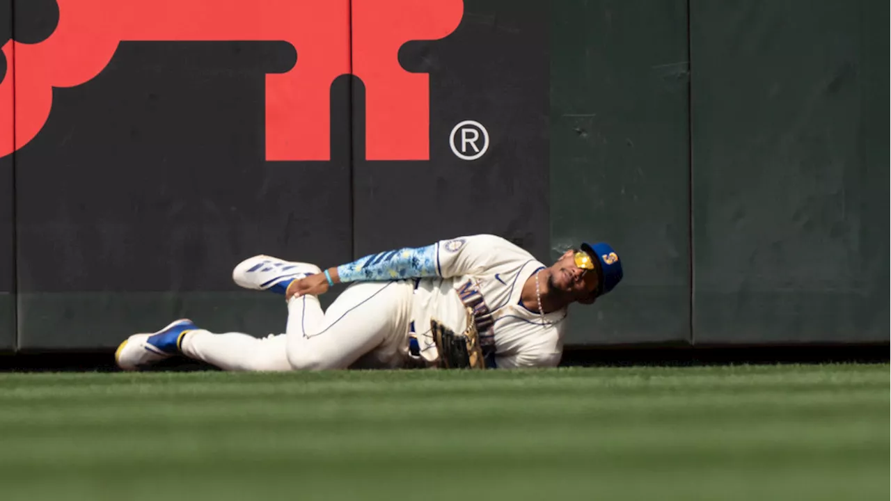 Mariners' Julio Rodríguez listed as day-to-day after spraining ankle in outfield crash