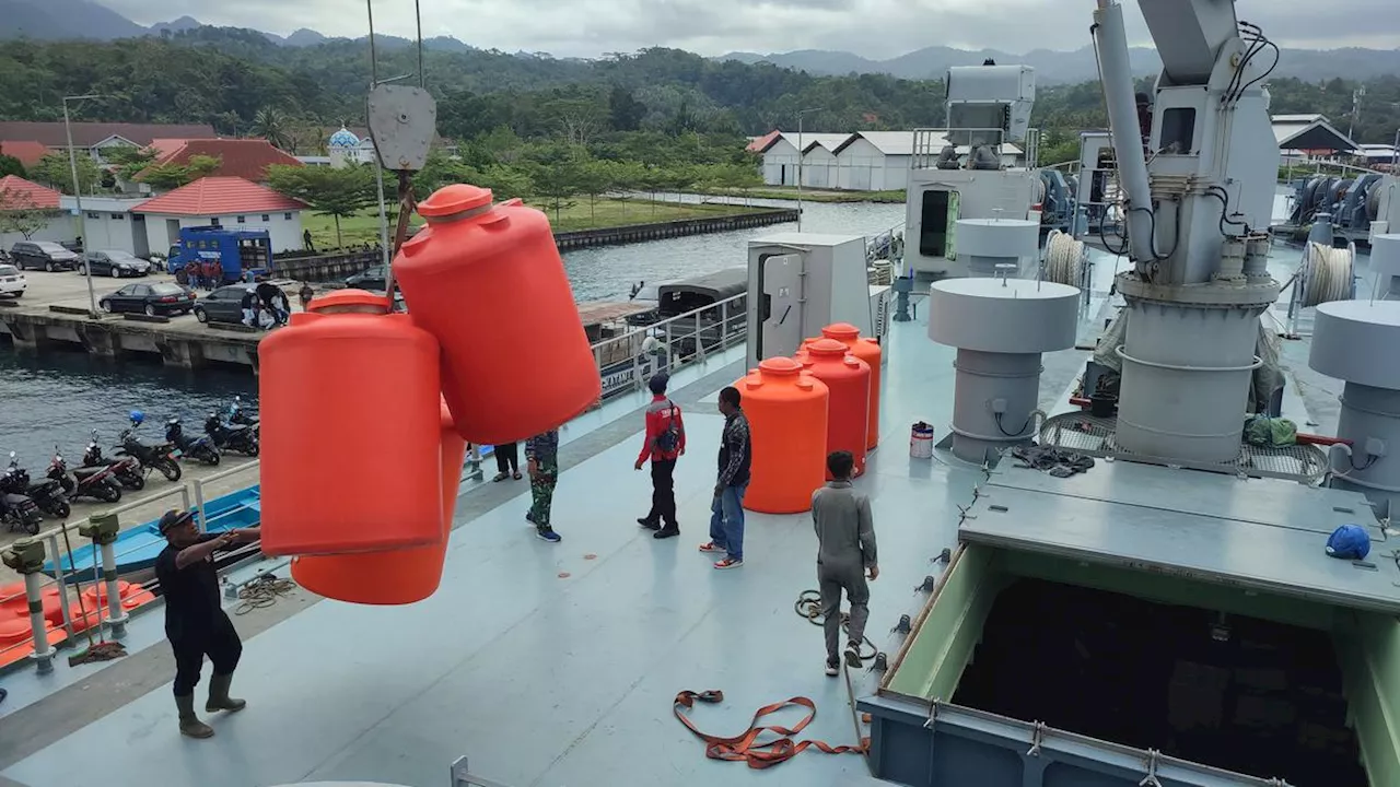 Kemensos Distribusikan Bantuan ke Pulau Kei Besar Gunakan Kapal Perang KRI Teluk Weda-526