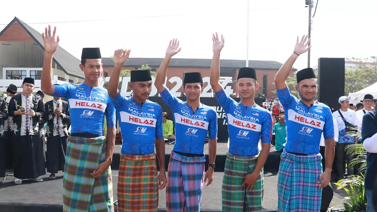 Momen Lucu Para Pembalap Mancanegara Pakai Sarung dan Kopiah pada Pembukaan Tour de Ijen 2024