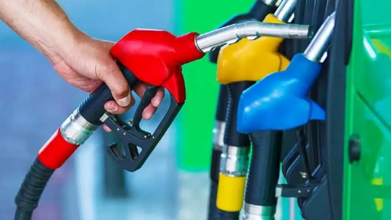 Petrol Diesel Price: बजट से पहले इन शहरों में बदले तेल के दाम, जानें कहां क्या हैं पेट्रोल-डीजल की कीमत