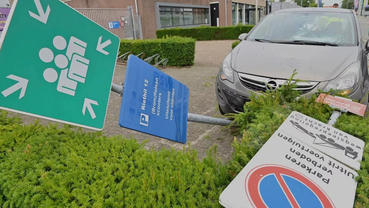 112-nieuws: auto vast onder bord op snelweg • auto eindigt op fietsenrek