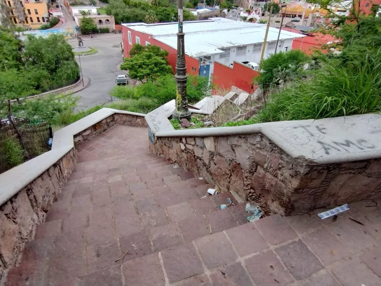 Convierten escalinata a los Pastitos en Guanajuato en basurero y zona de graffiti