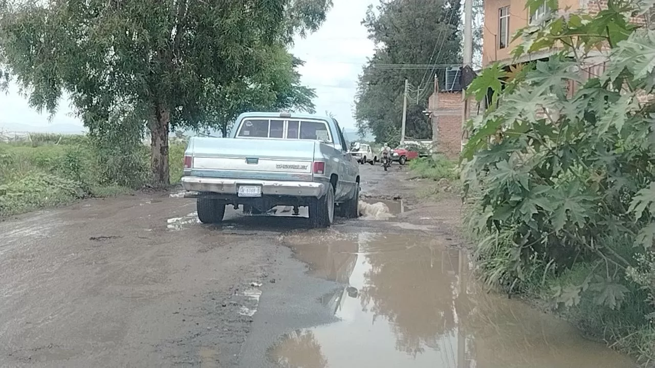 Vecinos urgen arreglar calle del fraccionamiento Arboledas en Salamanca: está llena de baches y lodo