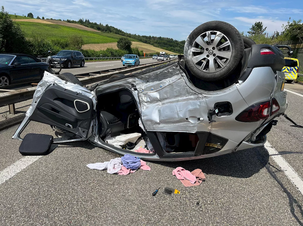 A2 / Arisdorf BL: Personenwagen überschlägt sich bei Selbstunfall auf der Autobahn